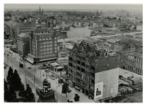 IX-664-01 Overzicht vanaf de stadhuistoren van de Coolsingel, ter hoogte van de Van Oldenbarneveltstraat. Op de ...